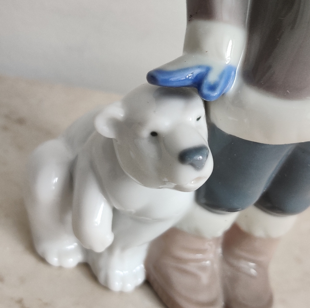 Lladro "Eskimo Riders" Inuit Boy with a cub Porcelain Figurine - Picture 3 of 14